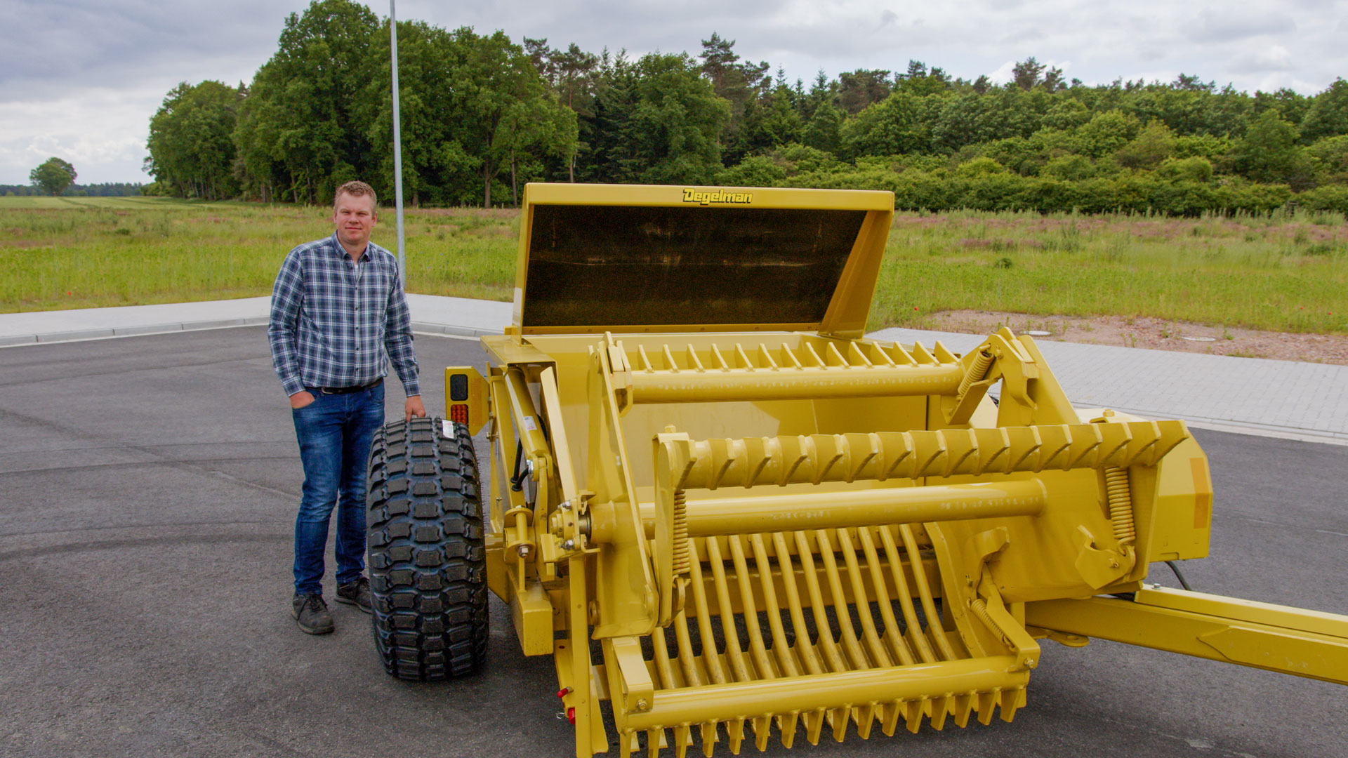 Kai Bassen neben dem Degelman Signature
