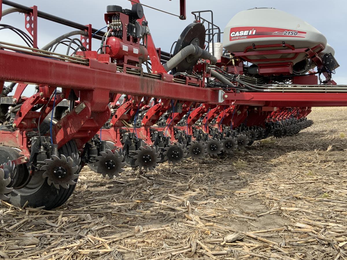 Yetter Pneumatischer Furchenräumer für CNH, breit