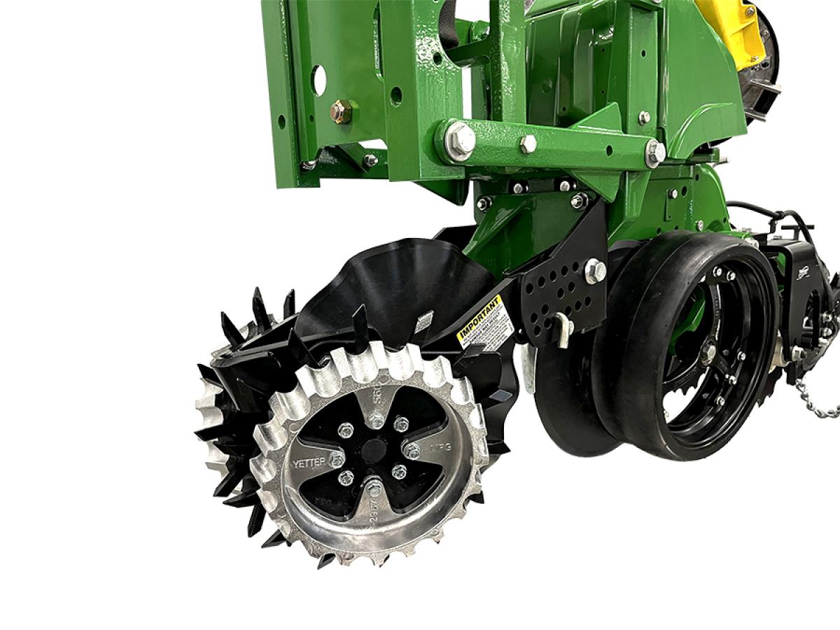 Yetter Titan Reihenräumer für John Deere Schneidscheibe