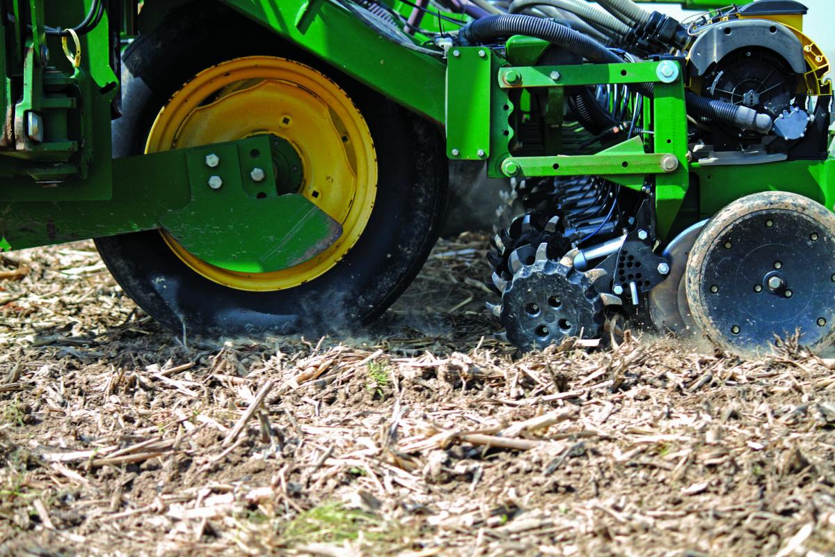 Yetter Reihenräumer mit kurzem, schmalem Arm, Finger Wheel