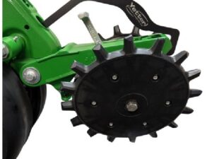 Yetter Furchenprüfer 1000-250 (schwarzer Bügel) am Andruckrollen-Arm einer Einzelkornsämaschine
