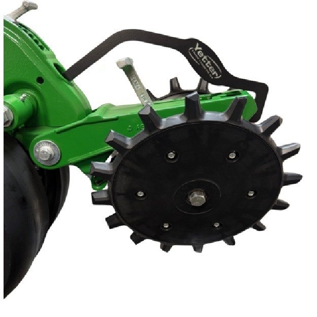 Yetter Furchenprüfer 1000-250 (schwarzer Bügel) am Andruckrollen-Arm einer Einzelkornsämaschine